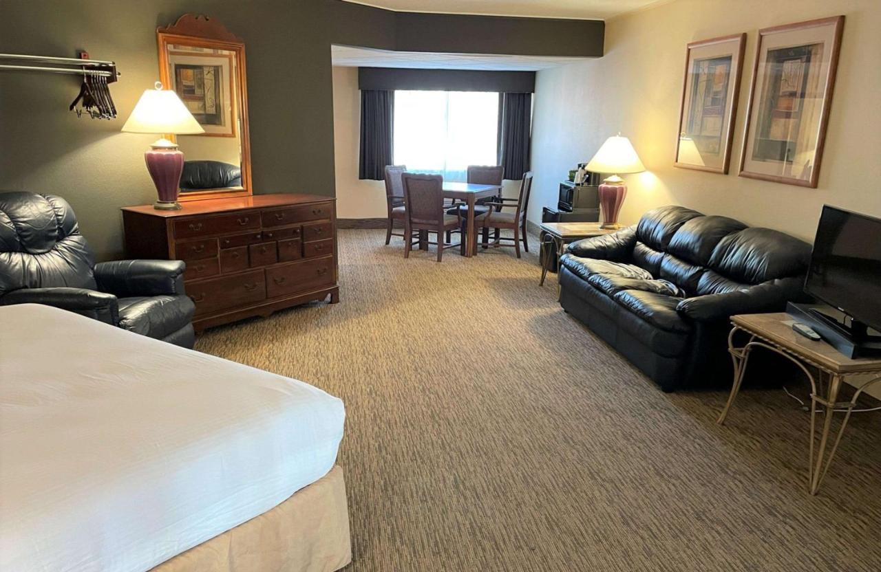 Crossroads Hotel & Event Center Fort Dodge Buitenkant foto