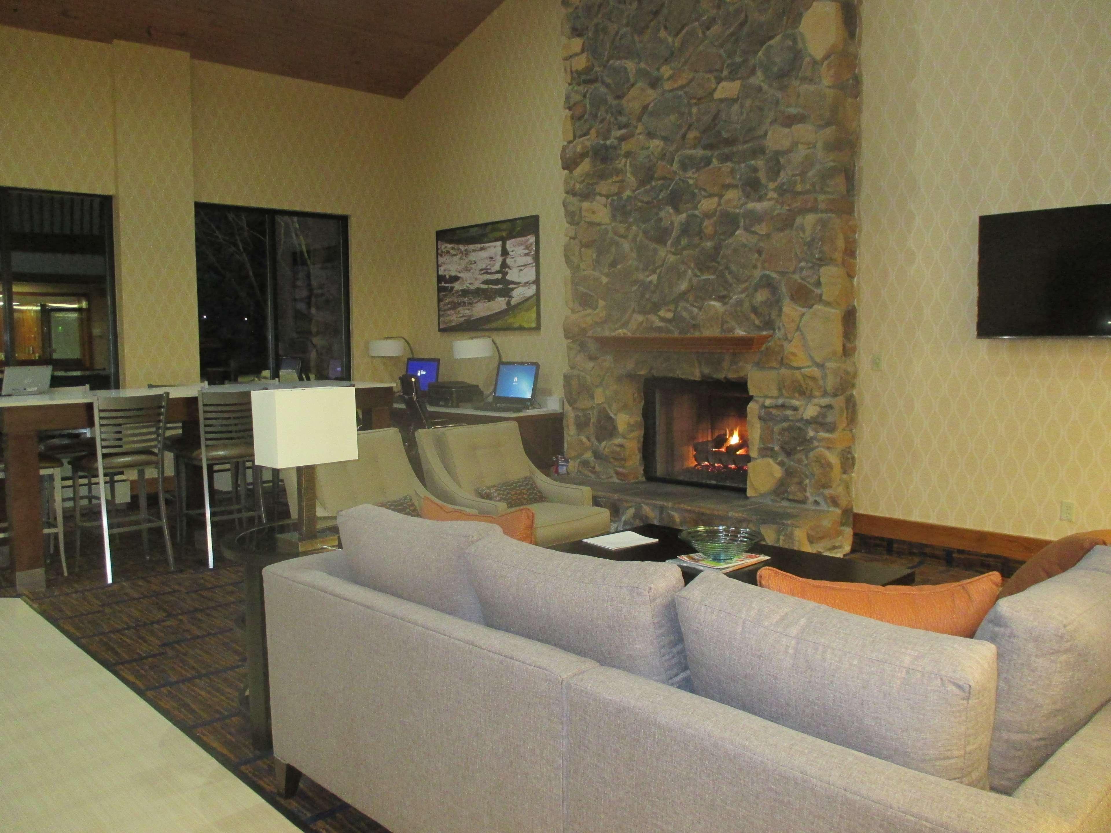 Crossroads Hotel & Event Center Fort Dodge Buitenkant foto